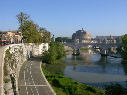 der Tiber im Hintergrund die Engelsburg